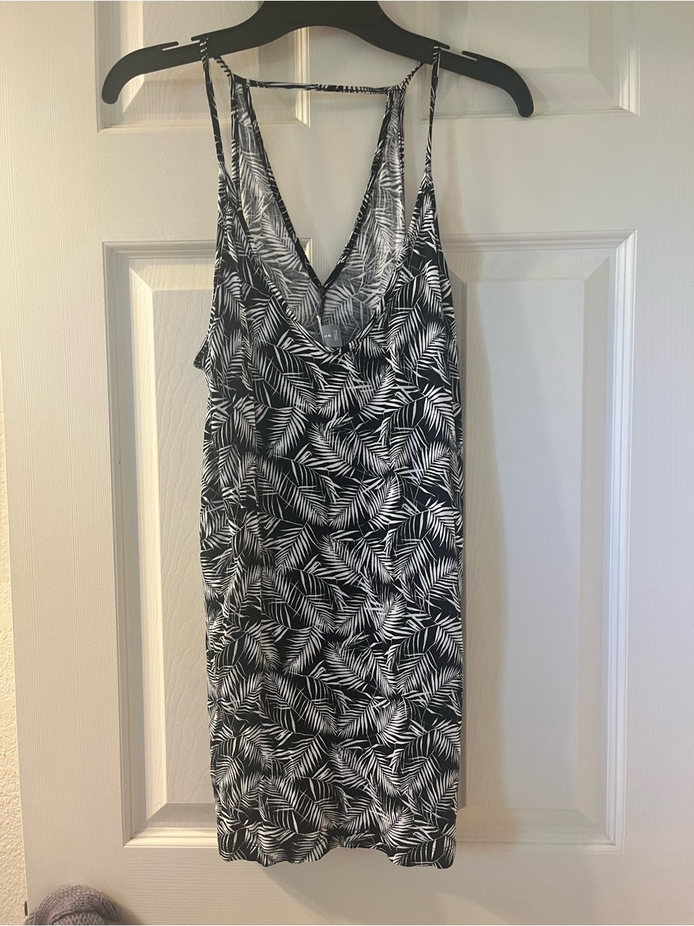 old navy women’s black and white palm leaf spaghetti strap tank top